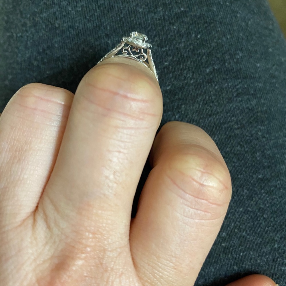 engagement ring - Picture 4 of 6